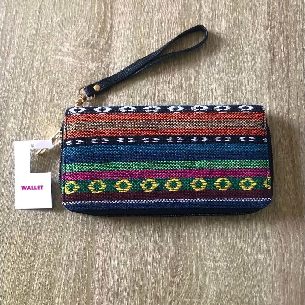 NWT … Unique & Colorful “Spacious” Wallet